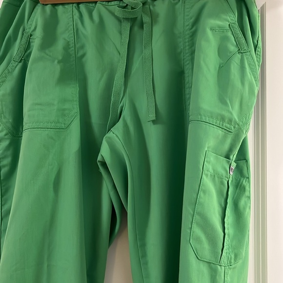 GREY’S ANATOMY BY BARCO lime green scrub set - Picture 8 of 12